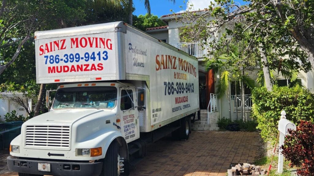 "Free moving estimate from professional Miami movers at Sainz Moving"